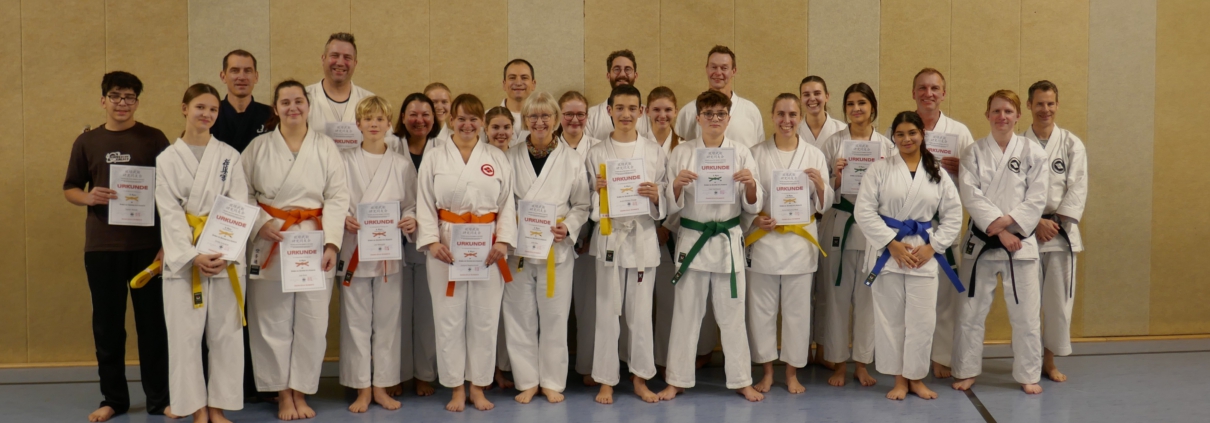 Prüflinge der Karate-Prüfung